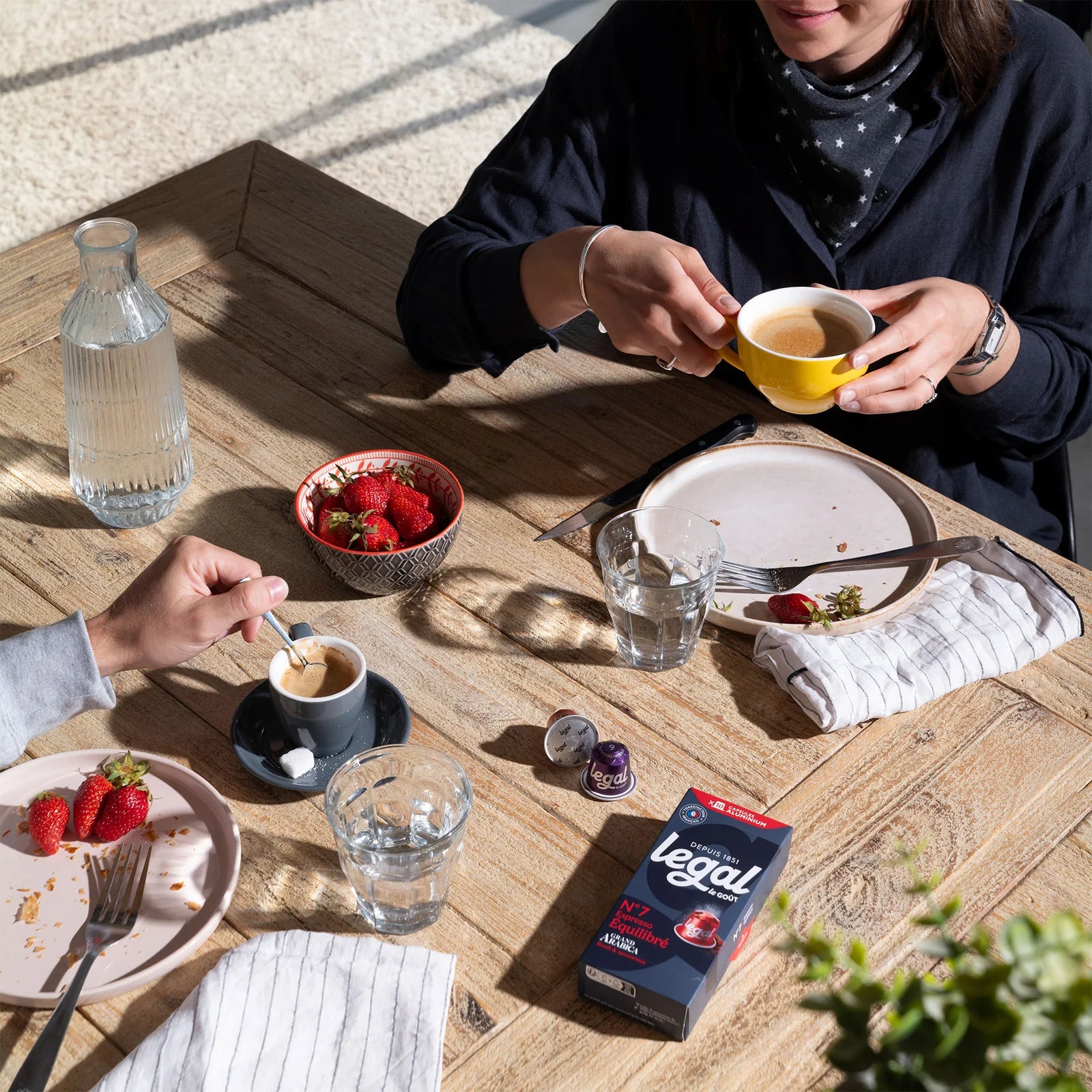 Un moment partagé autour d’un café Legal
